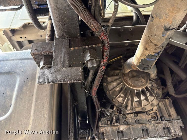 image for item EO8731 2004 Sterling L9500 crane truck