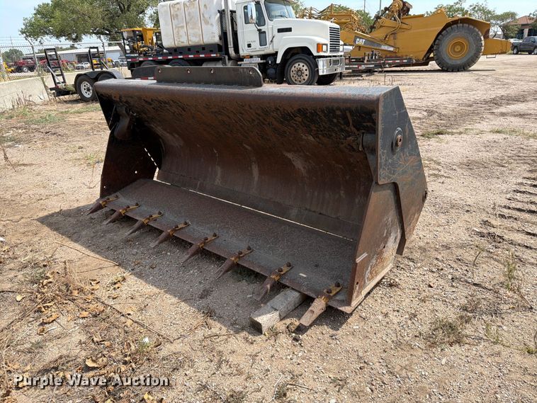Wheel loader four-in-one bucket