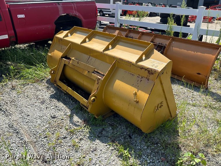 image for item ER3253 1996 Case 570 LXT landscape tractor