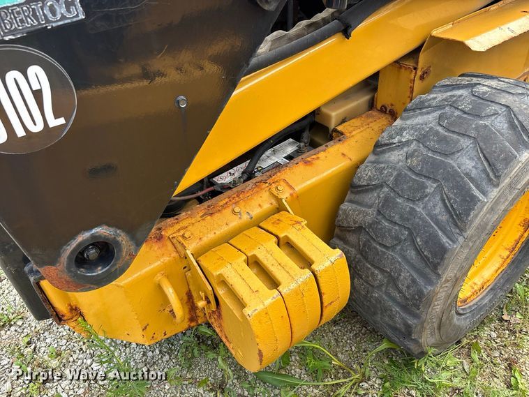 image for item ER3256 1996 New Holland LX 885 skid steer loader