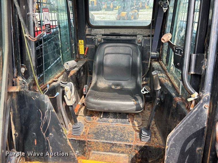 image for item ER3256 1996 New Holland LX 885 skid steer loader