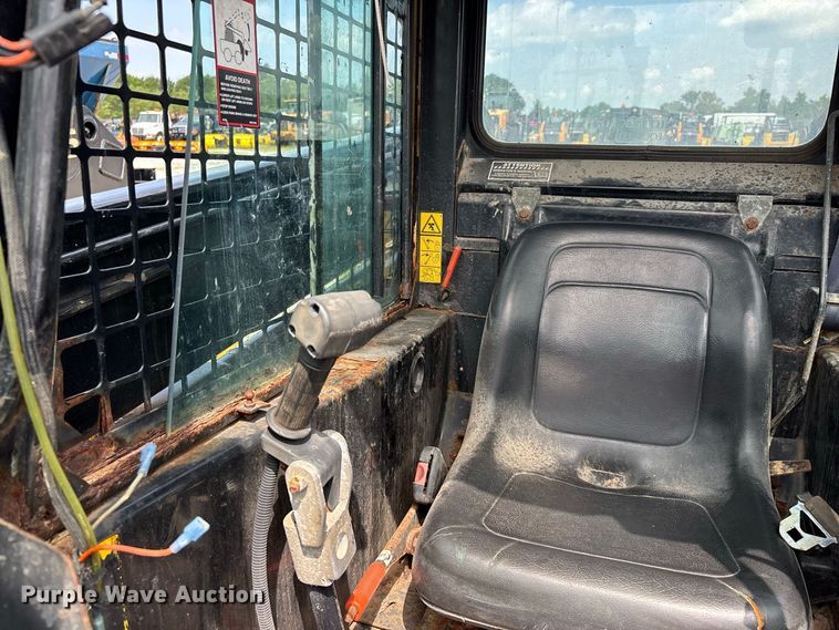 image for item ER3256 1996 New Holland LX 885 skid steer loader
