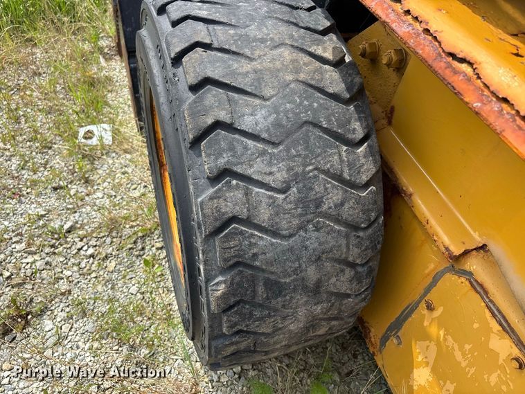 image for item ER3256 1996 New Holland LX 885 skid steer loader