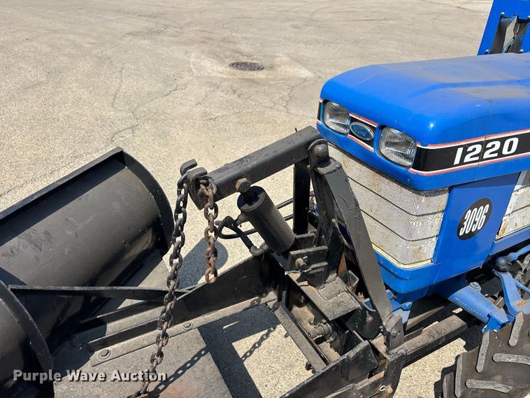 image for item ER3258 1991 Ford 1220 MFWD tractor