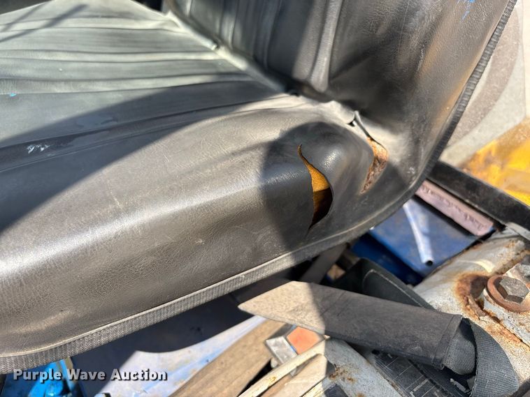 image for item ER3258 1991 Ford 1220 MFWD tractor