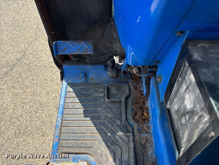 image for item ER3258 1991 Ford 1220 MFWD tractor