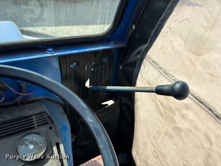 image for item ER3258 1991 Ford 1220 MFWD tractor