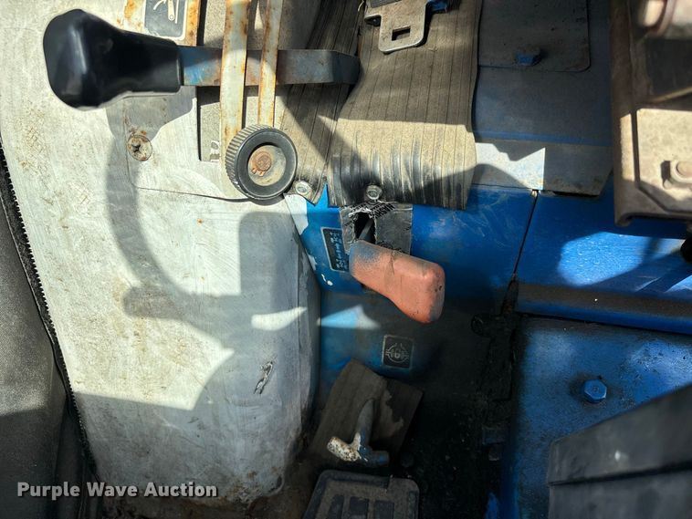 image for item ER3258 1991 Ford 1220 MFWD tractor