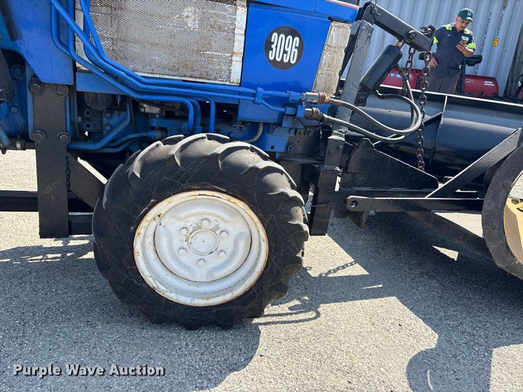 image for item ER3258 1991 Ford 1220 MFWD tractor