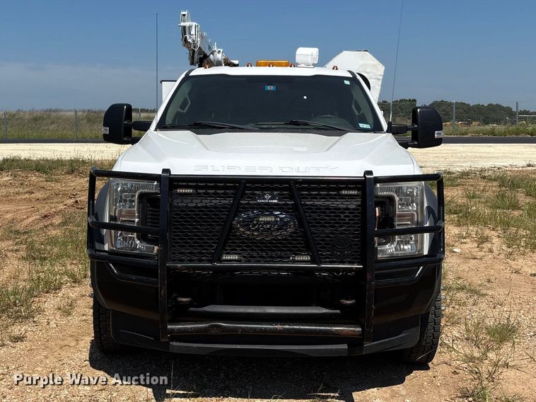image for item ER3276 2017 Ford F550 utility / service truck