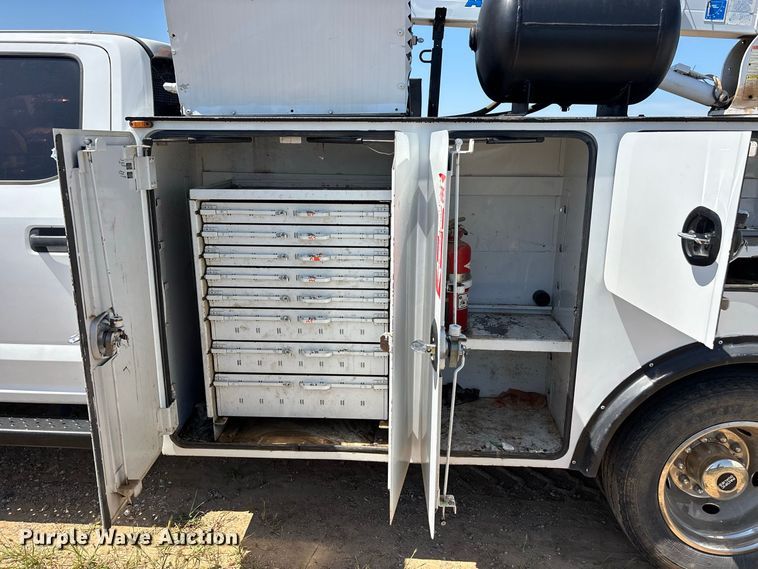image for item ER3276 2017 Ford F550 utility / service truck
