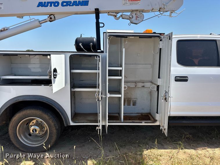 image for item ER3276 2017 Ford F550 utility / service truck