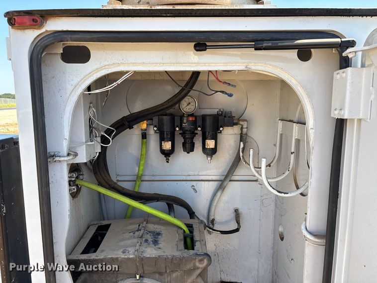 image for item ER3276 2017 Ford F550 utility / service truck