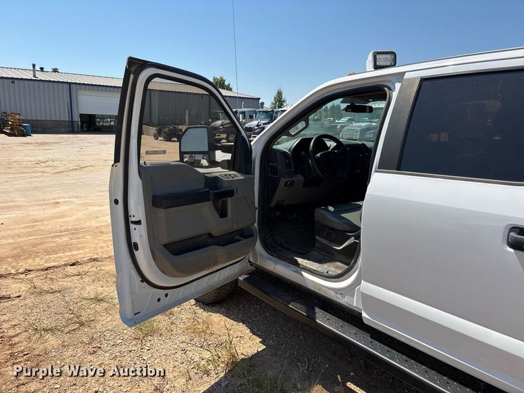 image for item ER3276 2017 Ford F550 utility / service truck