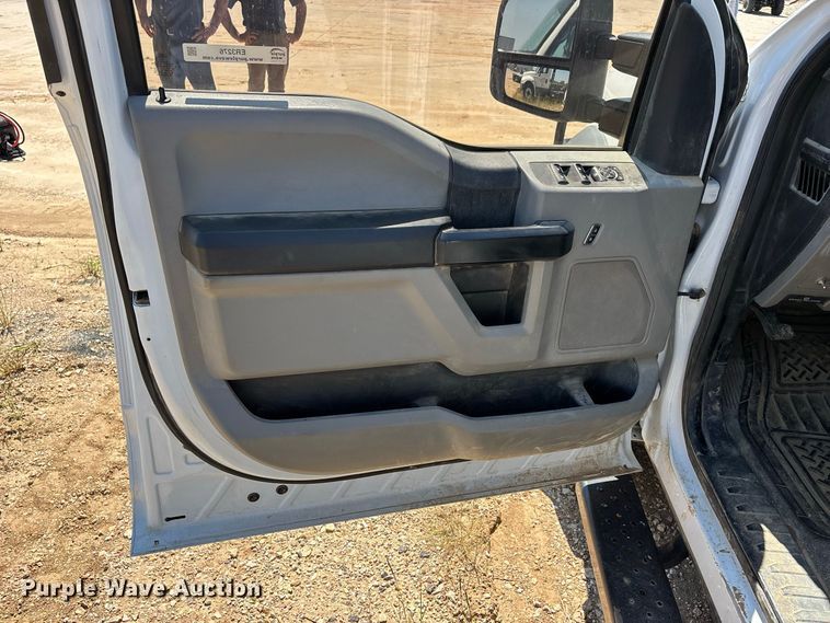 image for item ER3276 2017 Ford F550 utility / service truck