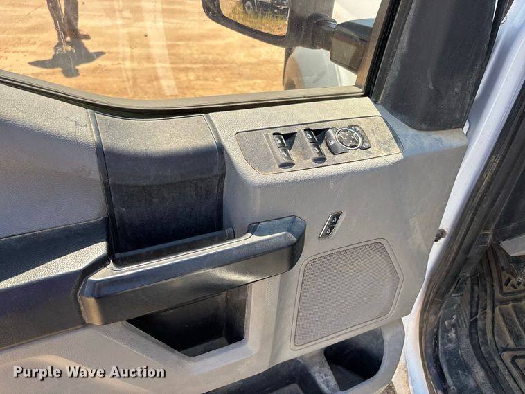 image for item ER3276 2017 Ford F550 utility / service truck