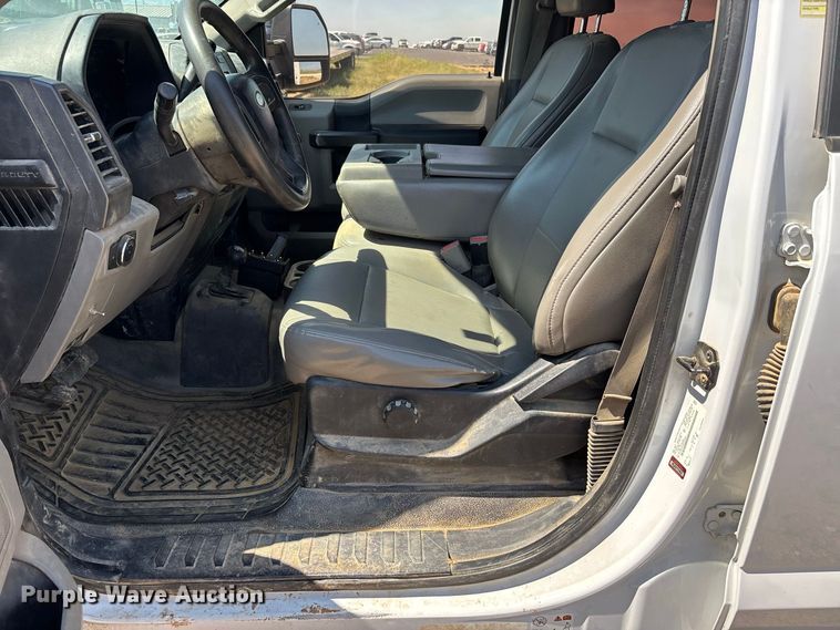 image for item ER3276 2017 Ford F550 utility / service truck