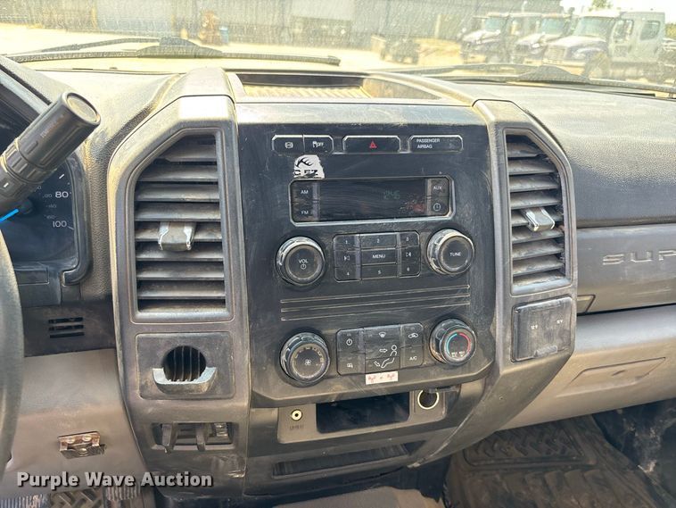 image for item ER3276 2017 Ford F550 utility / service truck