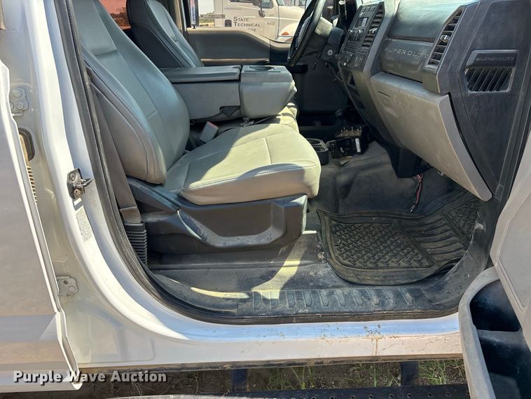 image for item ER3276 2017 Ford F550 utility / service truck