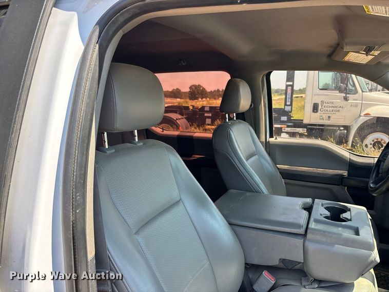 image for item ER3276 2017 Ford F550 utility / service truck