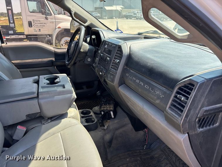 image for item ER3276 2017 Ford F550 utility / service truck