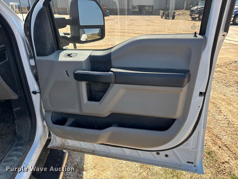 image for item ER3276 2017 Ford F550 utility / service truck