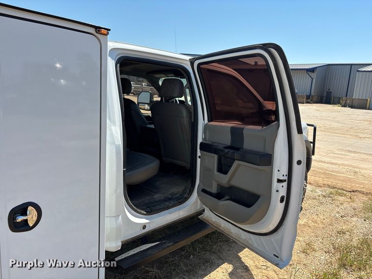 image for item ER3276 2017 Ford F550 utility / service truck