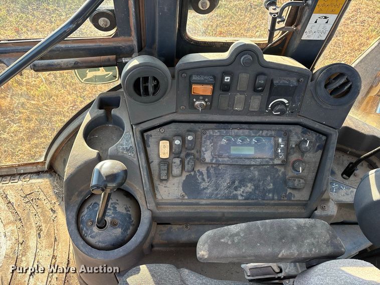 image for item ES8095 2011 John Deere 310J backhoe
