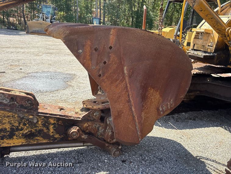 image for item ES8109 2005 John Deere 225C LC RTS excavator