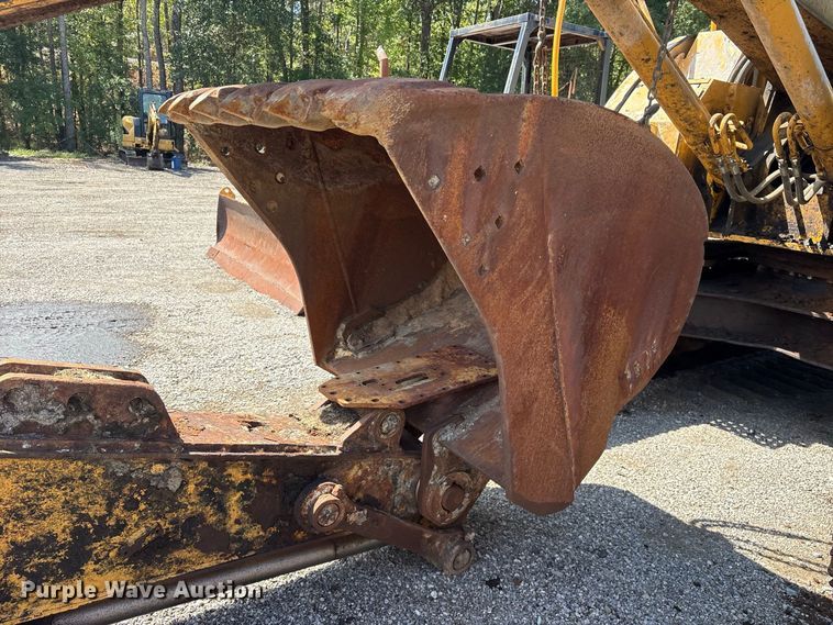 image for item ES8109 2005 John Deere 225C LC RTS excavator