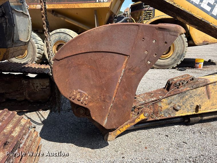 image for item ES8109 2005 John Deere 225C LC RTS excavator