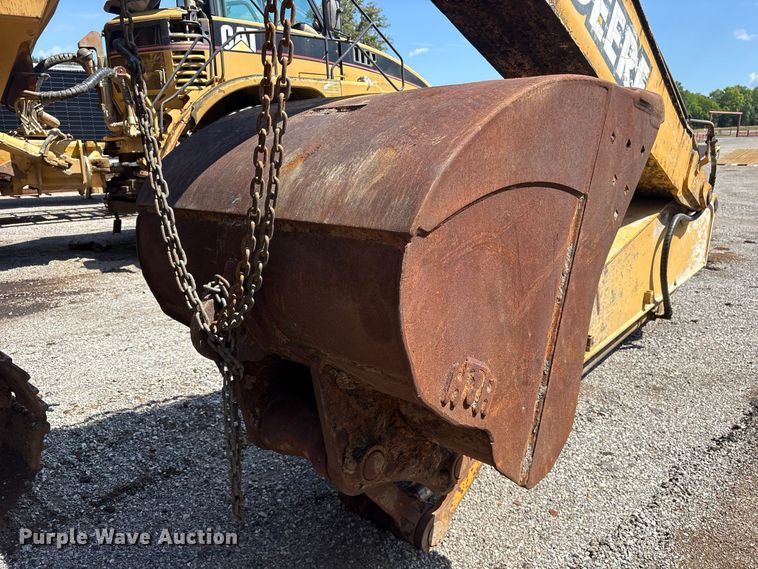 image for item ES8109 2005 John Deere 225C LC RTS excavator