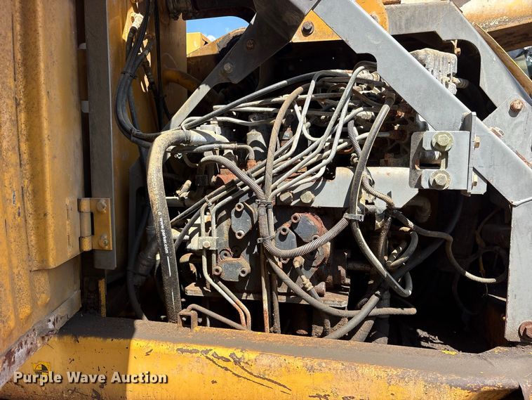 image for item ES8109 2005 John Deere 225C LC RTS excavator