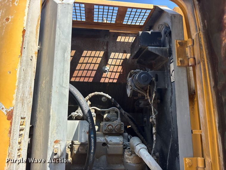 image for item ES8109 2005 John Deere 225C LC RTS excavator