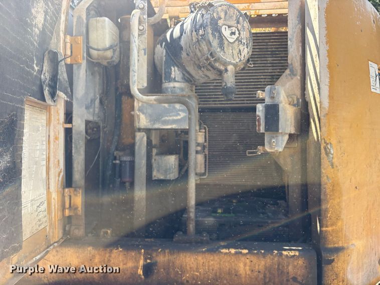 image for item ES8109 2005 John Deere 225C LC RTS excavator