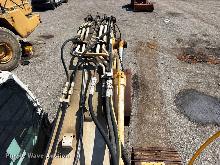 image for item ES8109 2005 John Deere 225C LC RTS excavator
