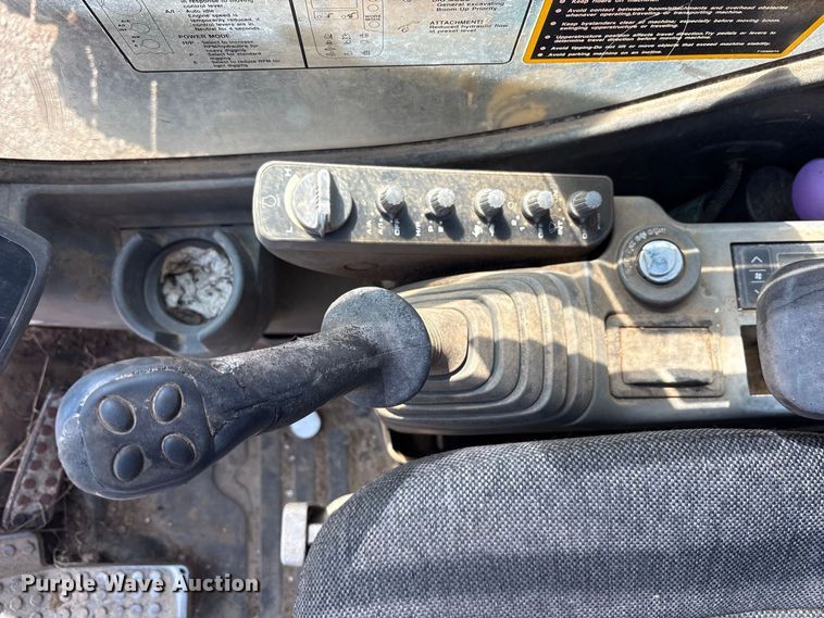 image for item ES8109 2005 John Deere 225C LC RTS excavator