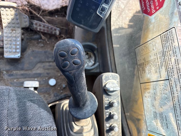 image for item ES8109 2005 John Deere 225C LC RTS excavator
