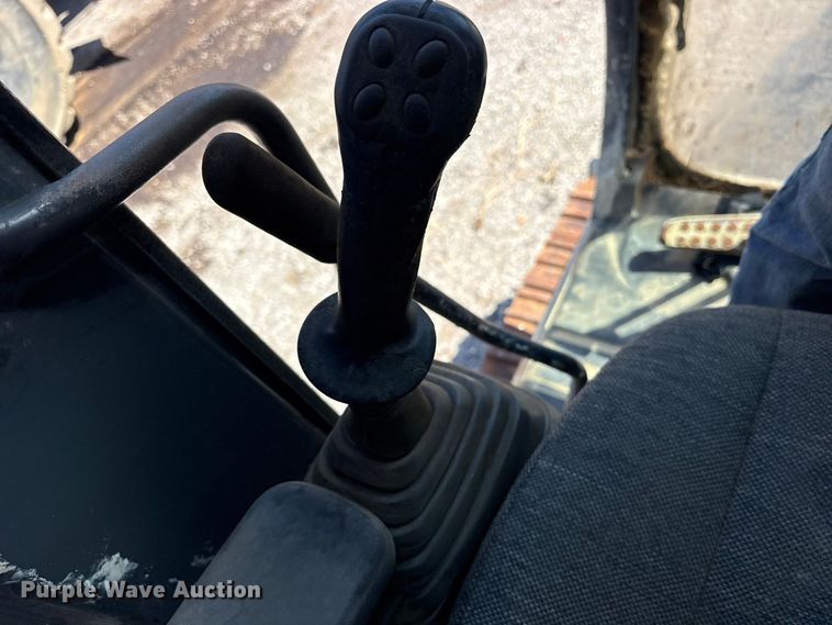image for item ES8109 2005 John Deere 225C LC RTS excavator