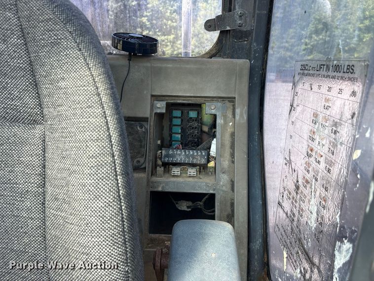 image for item ES8109 2005 John Deere 225C LC RTS excavator