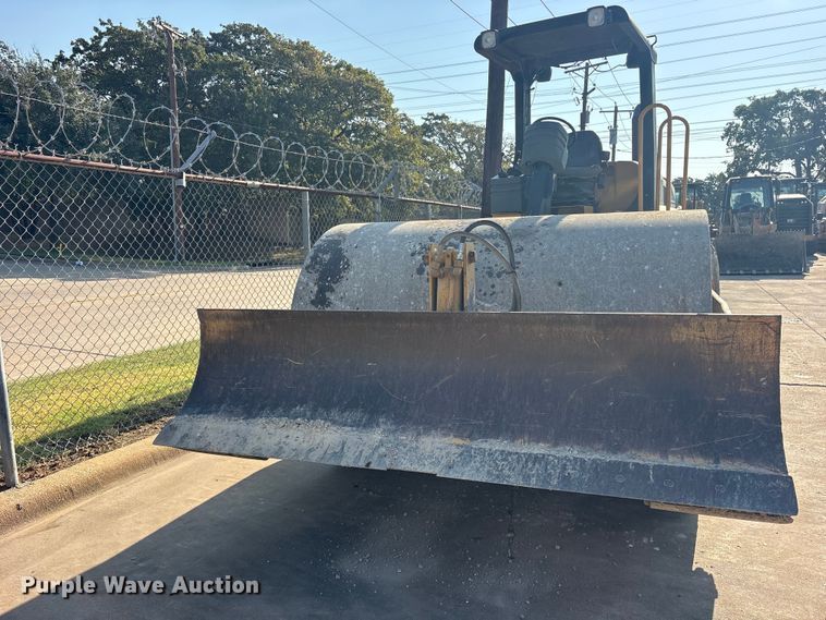 image for item ET0487 1999 Caterpillar CS563 single drum roller