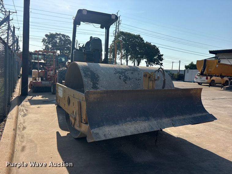 image for item ET0487 1999 Caterpillar CS563 single drum roller