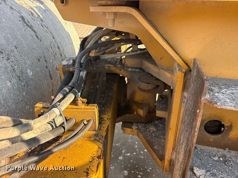 image for item ET0487 1999 Caterpillar CS563 single drum roller