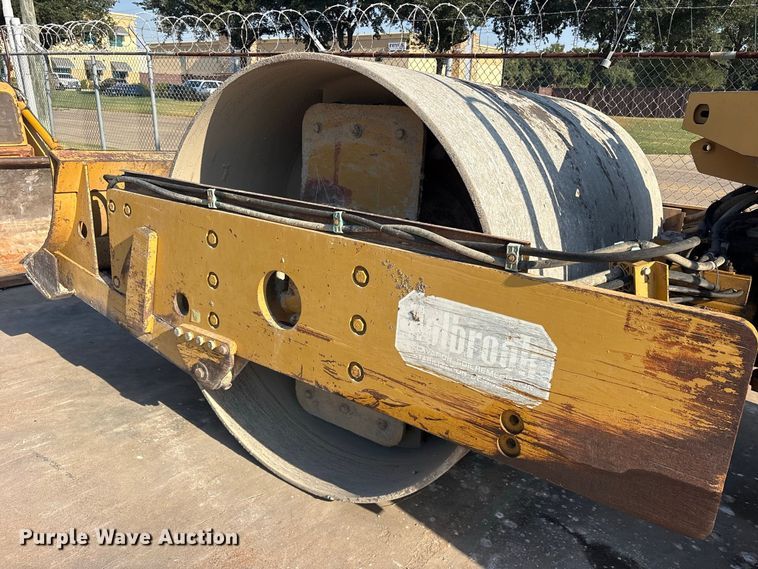 image for item ET0487 1999 Caterpillar CS563 single drum roller