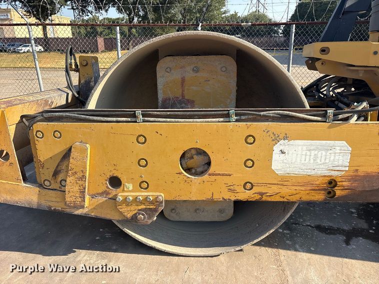 image for item ET0487 1999 Caterpillar CS563 single drum roller