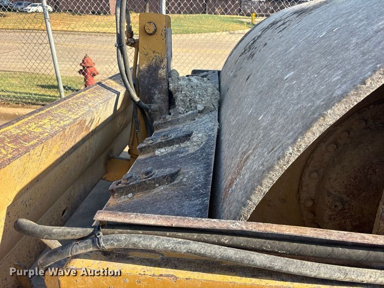 image for item ET0487 1999 Caterpillar CS563 single drum roller