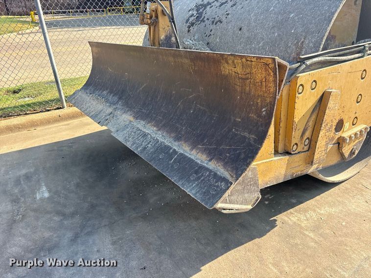 image for item ET0487 1999 Caterpillar CS563 single drum roller