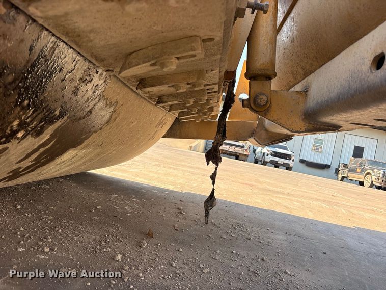 image for item ET0487 1999 Caterpillar CS563 single drum roller