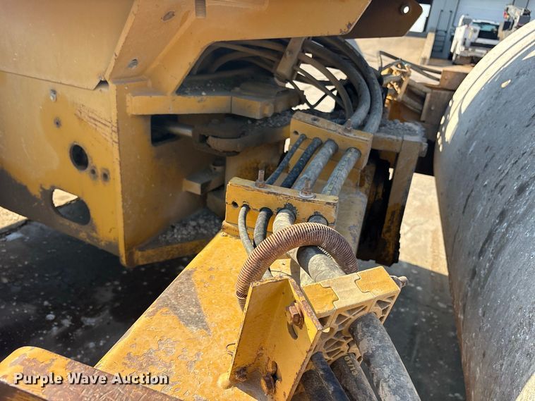 image for item ET0487 1999 Caterpillar CS563 single drum roller