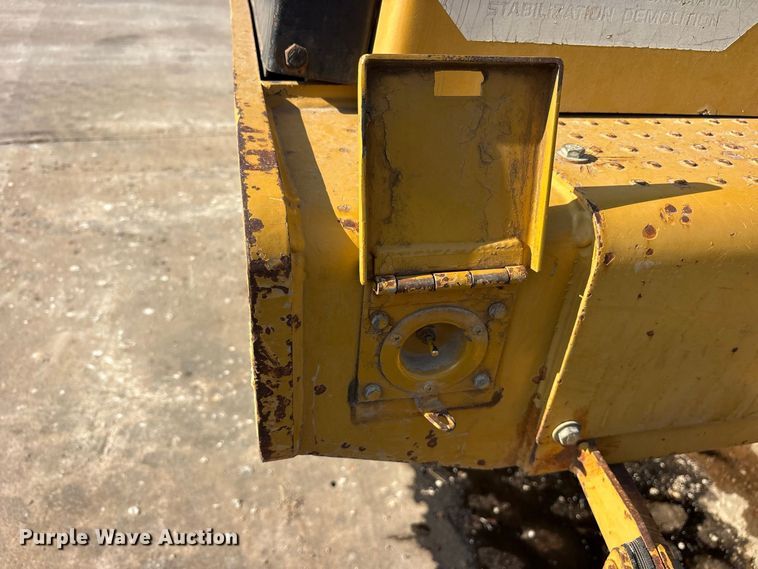 image for item ET0487 1999 Caterpillar CS563 single drum roller